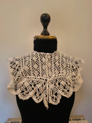 CUELLO DESMONTABLE ANTIGUO.ENCAJE BOLILLOS.43x37cm