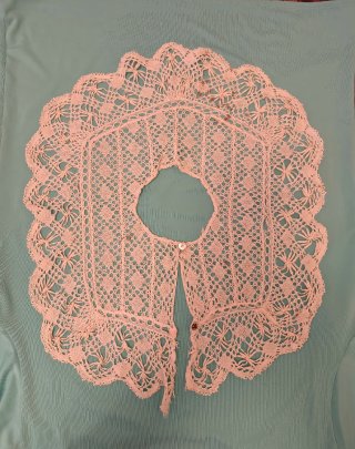 CUELLO DESMONTABLE ANTIGUO.ENCAJE BOLILLOS.43x37cm