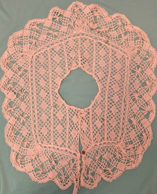 CUELLO DESMONTABLE ANTIGUO.ENCAJE BOLILLOS.43x37cm