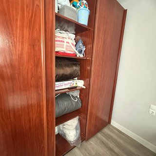 Armario de madera marrón