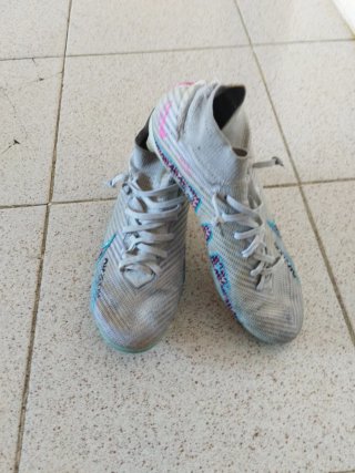 Zapatos de fútbol Nike Air mercurial grises y rosa