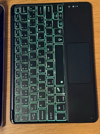 Funda iPad A16 con Teclado y Cable