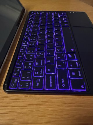 Funda iPad A16 con Teclado y Cable