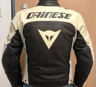 Chaqueta Dainese moto cuero.