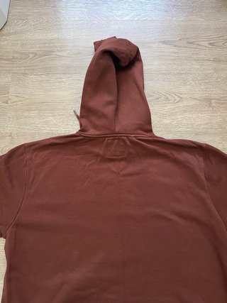 Sudadera marrón con capucha