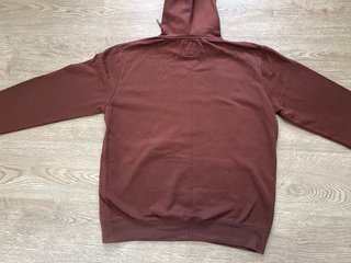 Sudadera marrón con capucha