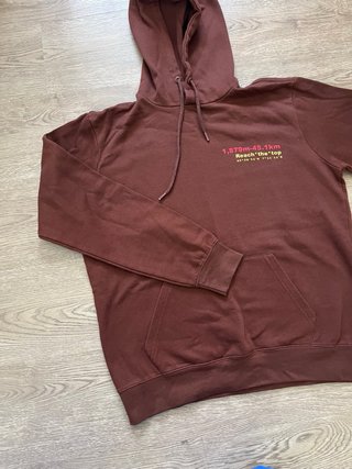 Sudadera marrón con capucha