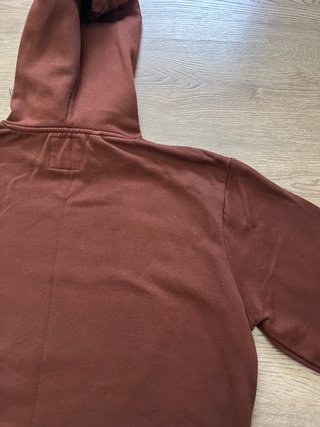 Sudadera marrón con capucha