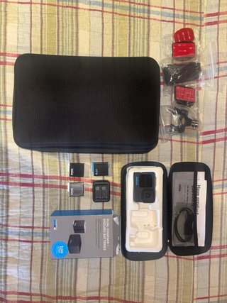 GoPro HERO10 Black + Cargador + Baterías + acces.