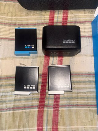 GoPro HERO10 Black + Cargador + Baterías + acces.