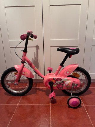 Bicicleta infantil rosa con ruedines