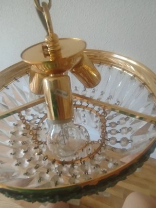Lámparas colgantes doradas y cristal