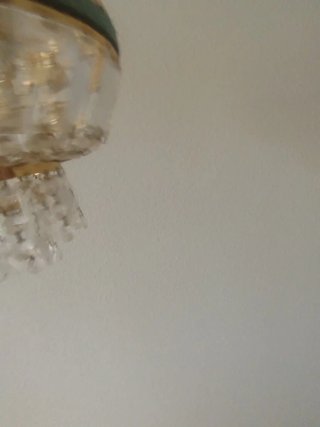 Lámparas colgantes doradas y cristal