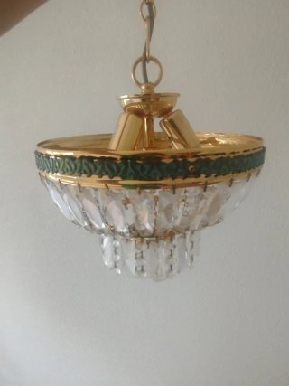 Lámparas colgantes doradas y cristal