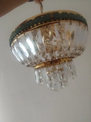 Lámparas colgantes doradas y cristal