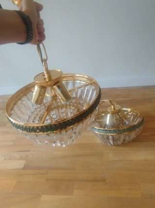 Lámparas colgantes doradas y cristal
