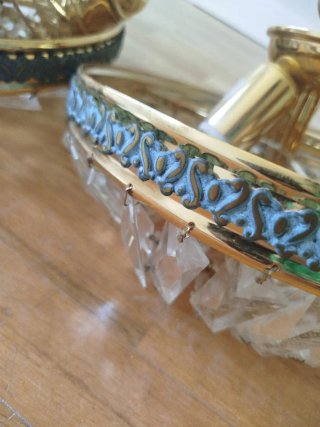 Lámparas colgantes doradas y cristal