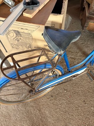 Bicicleta antigua de varillas azul