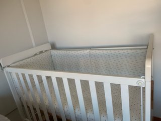 Cuna de bebé blanca con estrella