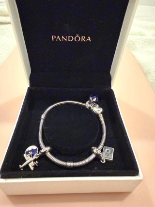 Pulsera Pandora con 3 charms de viaje