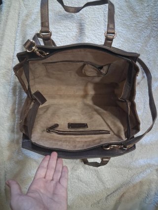 Bolso de cuero marrón con herrajes dorados