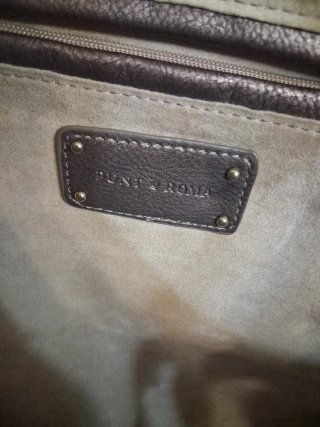 Bolso de cuero marrón con herrajes dorados