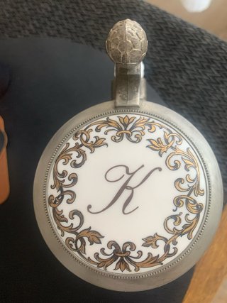 Jarra antigua de cerveza decorada