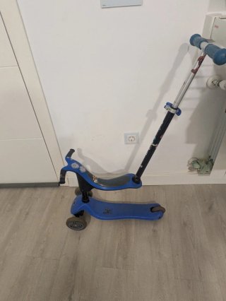 Patinete 3 ruedas azul con asiento