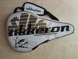 Pala de pádel Akkeron + zapatos asícs + accesorios