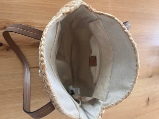 Bolso redondo de rafia con conchas