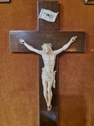 Cristo antiguo enmarcado