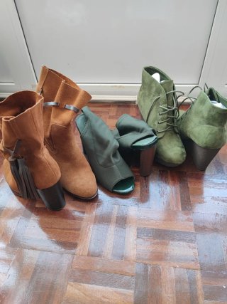 Botas de ante marrones y verdes