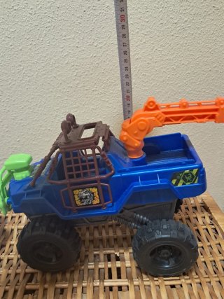 Coche Jurassic Park con grúa