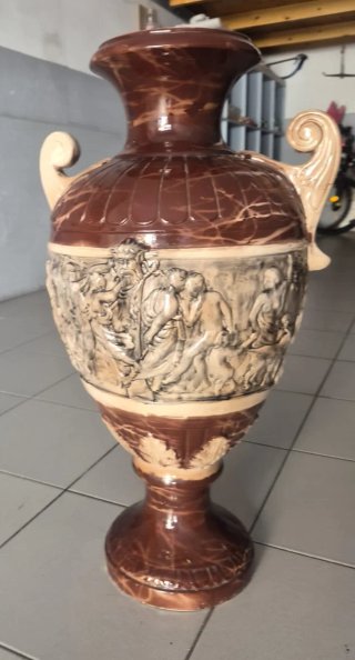 Jarrón de cerámica con relieve