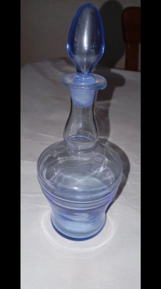 Botella de diseño azul antigua. Más de 80 años.