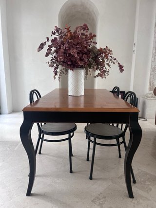 Mesa de comedor de madera y metal
