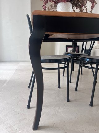 Mesa de comedor de madera y metal