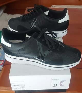Zapatillas Munich Mujer Negras y Blancas