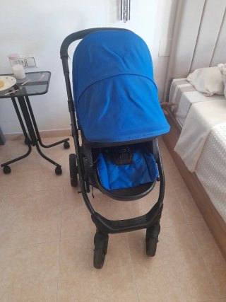 Carro de bebé azul