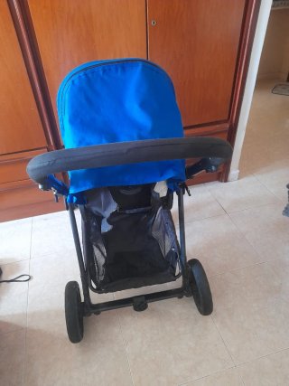 Carro de bebé azul