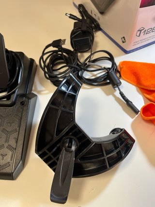 Volante Thrustmaster con Pedales