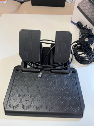 Volante Thrustmaster con Pedales