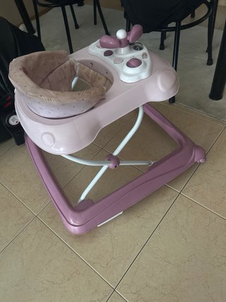 Andador de niña y silla de coche