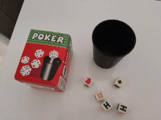 Dados y cubilete para Póker