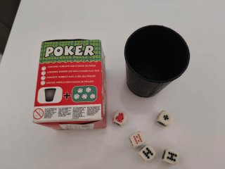 Dados y cubilete para Póker