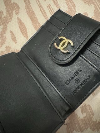 Portacarte Chanel nero con logo dorato
