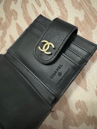 Portacarte Chanel nero con logo dorato