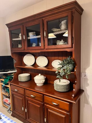 Mueble Aparador clásico de madera con vitrina