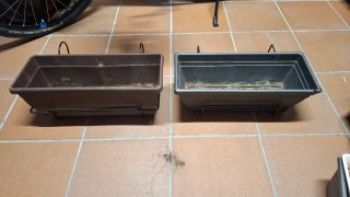 Fioriere in plastica marrone e grigie