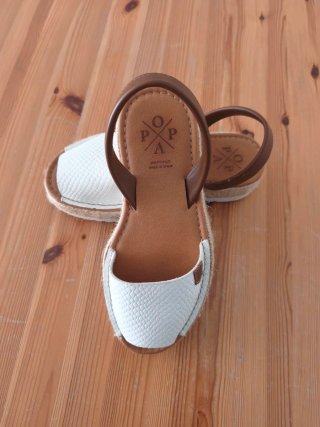 Sandalias blancas y marrones